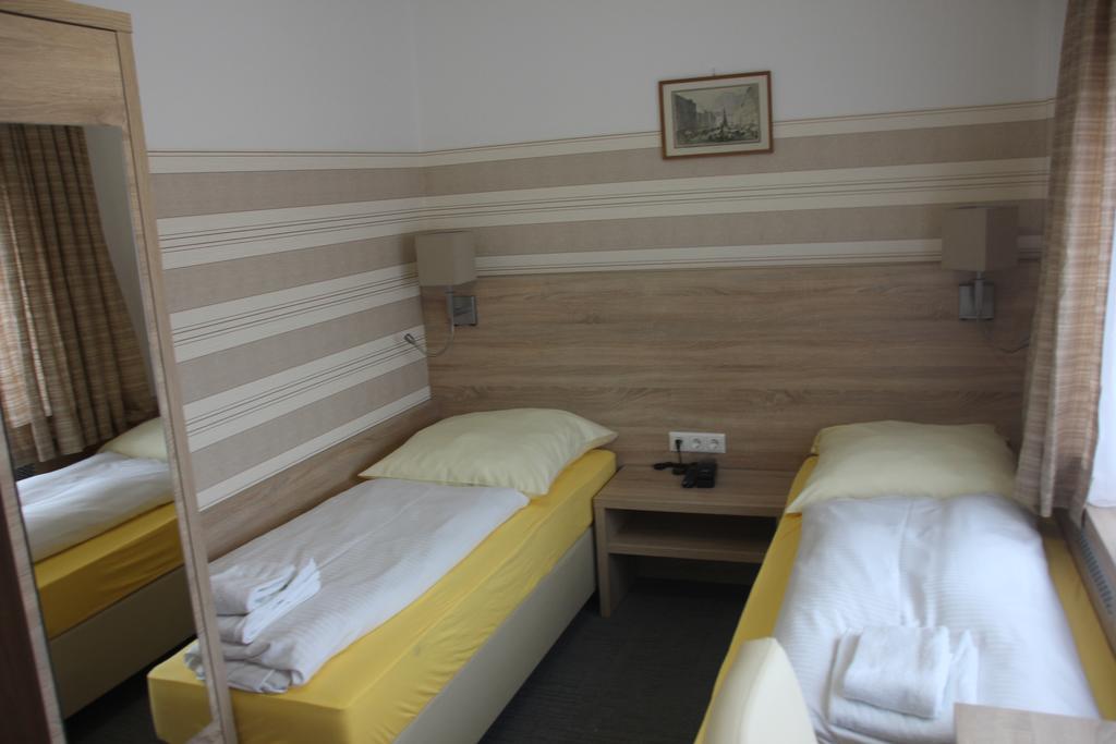Airport-Hotel Zum Taubengrund Kelsterbach Exteriör bild