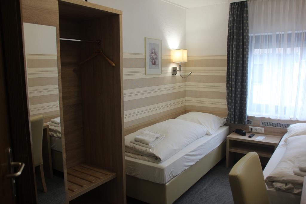 Airport-Hotel Zum Taubengrund Kelsterbach Exteriör bild
