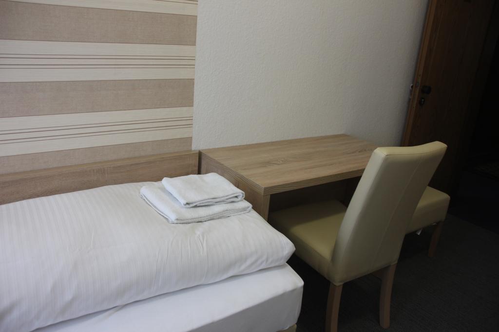 Airport-Hotel Zum Taubengrund Kelsterbach Exteriör bild